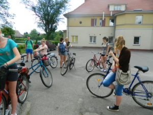 Młodzież na rowerach