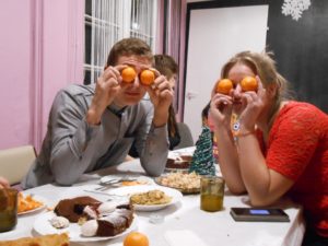 Chłopak z dziewczyną bawią się pomarańczami