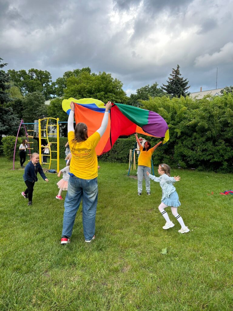 Nasze uczennice na Rodzinnym Pikniku w Gminnym Przedszkolu nr 2