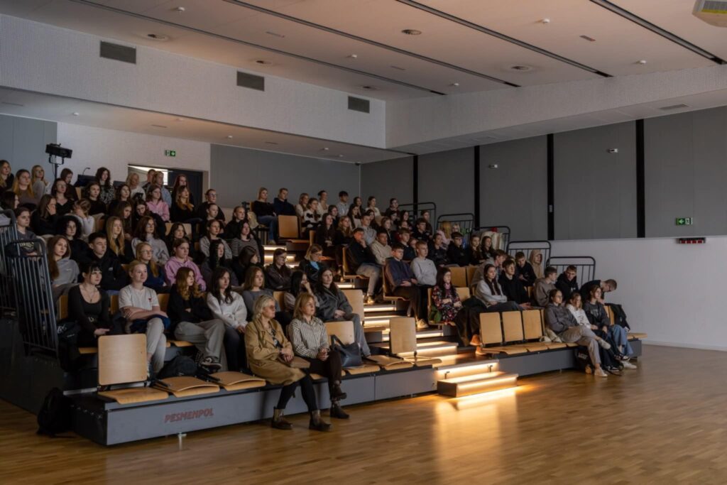 Seans filmów animowanych w Centrum Integracji Społecznej