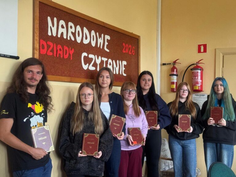 Odczytanie fragmentów „Dziadów” w bibliotece szkolnej